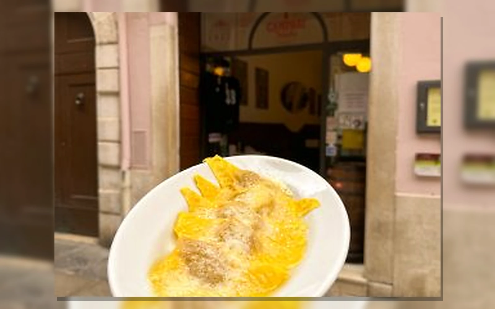 Casoncelli bresciani serviti davanti all'osteria