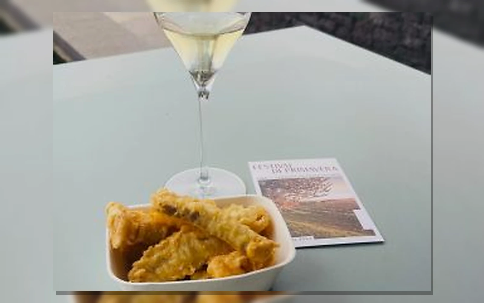Calice di vino e fritto da aperitivo